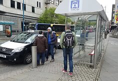 Derybos su taksistu. Žodis taksi parašytas valų kalba