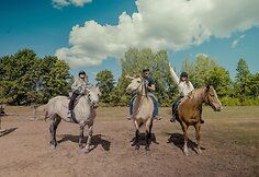 Luna ir Achilleas Estijoje Muhu saloje susitiko projekto kolegę, kuri jiems aprodė alvarso kraštovaizdį žirgais