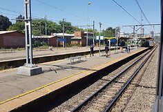 Johanesburgo priemiesčiai pro traukinio langą
