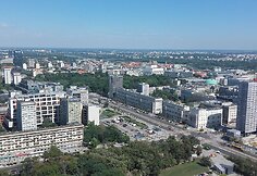 Var&scaron;uva i&scaron; auk&scaron;tai nuo stalininio dangoraižio
