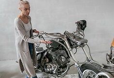 Alina prie vieno i&scaron; Aleksandro restauruotų motociklų