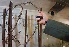 Pasakodamas apie spygliuotą vielą, istorijos entuziastas užsiminė, kad daug eksponatų glemžiasi laikas - jie nėra užkonservuoti, dėl to rūdija