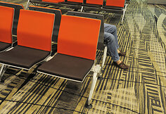 Pavargęs keliautojas Singapūro Changi oro uoste. SIN, 2009