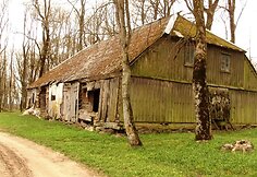 Liaudiško stiliaus Šateikių dvaro svirnas vos laikosi ant lauko akmenų pamato