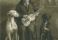 A. Mickaus nuotraukoje - kar&scaron;to muzikantas Juozas Ulba su &scaron;unimis