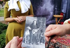 Teatralizuotoje fotoateljė Marijona Ulbienė ie&scaron;ko nuotraukoje užfiksuoto savo vyro - muzikanto Juozo Ulbos