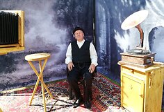 Teatralizuotoje Antano Mickaus fotoateljė garsų fotografą įkūnija Veliuonos kra&scaron;to muziejaus darbuotojas Gediminas Klangauskas