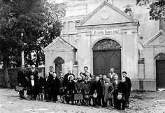 A. Mickaus įamžinti Veliuonos moksleiviai su mokytojais prie Veliuonos bažnyčios.
