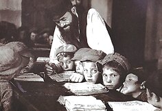 Mokytojas su vaikais chederyje (žydų pradinė mokykla). 1924 m.Fot. Alter Sholem Kacyzne, YIVO instituto fondas
