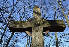 Pilionių piliakalnio papėdėje stovi koplyčios statytojų Gir&scaron;tautų atminimo kryžius (Kėdainių r.)