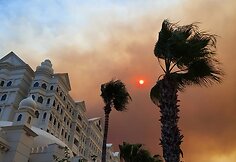 Gaisrų dūmų nuspalvintas dangus Turkijoje