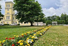Muziejaus darbuotojai į dvaro parką, prie i&scaron;likusių pastatų sugrąžina gėlynus