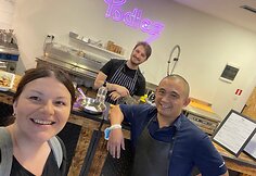 Viktorija drauge su verslo partneriais Viktoru ir Robinu vos prie&scaron; mėnesį atsidariusioje greito gatvės maisto užeigoje &bdquo;Podlez&ldquo;