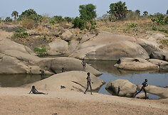 Mundari genties stovykla