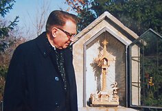 Prelatas V. Mincevičius prie lietuvi&scaron;ko koplytstulpio