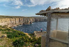Flo Azure window - ūkininko namelis žvelgiantis į Flo Azure Window skardį