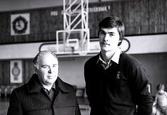 Arvydas Sabonis su tėvu Andriumi (1982 m.)