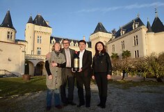 Jamesas Gregoire'as ir Lam Kokas su žmonomis