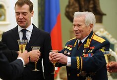 Dmitrijus Medvedevas ir Michailas Kala&scaron;nikovas