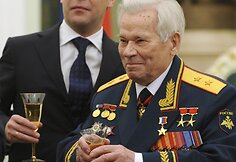 Dmitrijus Medvedevas ir Michailas Kala&scaron;nikovas