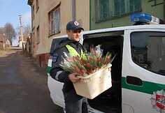 Policininkai moteris sveikino su Kovo 8-ąja
