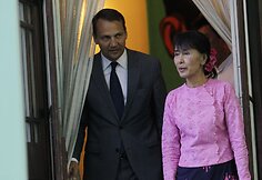 Lenkijos užsienio reikalų ministras Radoslawas Sikorskis ir Mianmaro opozicijos politikė Aung San Suu Kyi