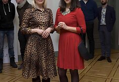 Tapytoja Eglė Karpavičiūtė ir galerijos "Gaidys" atstovė Jurgita Juospaitytė-Bitinienė