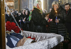 Marija Maksakova vyro laidotuvėse