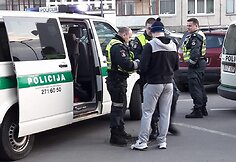 Vilniaus policija tramdė kirviu mosavusį vyrą