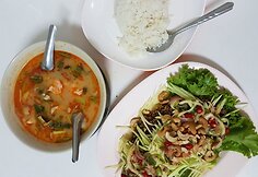 Tom Yam sriuba ir aštrios mango salotos su gruzdintu šamu – vieni mėgstamiausių Tomo patiekalų