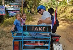 Taxi Koh Mook saloje. Tai viena iš salų, kurias taip pat rekomenduoja aplankyti