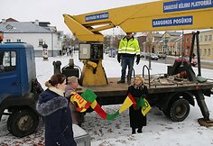 Žemaitijos sostinės meškos pasipuošė trispalviais šalikais