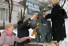 Žemaitijos sostinės meškos pasipuošė trispalviais šalikais