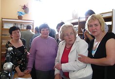 Antra kairėje &ndash; dvaro paveldėtoja Danutė Remeikienė. 2010 m.