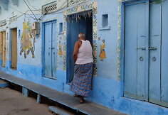 Pie&scaron;iniai ant sienų Indijos mieste Udaipure