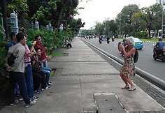 Mama fotografuoja vietinius
