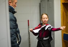 Ula lanko ledo ritulį su berniukais