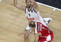 Felipe Reyesas ir Vassilis Spanoulis