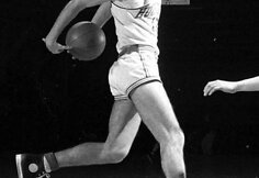 Chuckas Tayloras su „Converse All Stars“ bateliais, 1921 m.