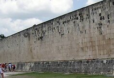 Aikštės siena Čičen Icoje, Meksika