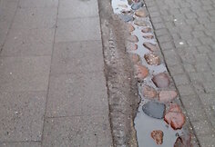 Automobiliai ant šaligatvių