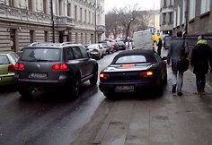 Automobiliai ant šaligatvių