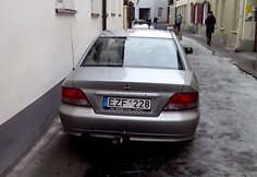 Automobiliai ant šaligatvių