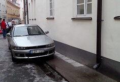 Automobiliai ant šaligatvių