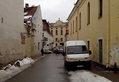 Automobiliai ant šaligatvių