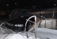 Nuo kelio nuvažiavęs automobilis Vilniuje atsidūrė &scaron;iltnamyje