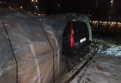 Nuo kelio nuvažiavęs automobilis Vilniuje atsidūrė &scaron;iltnamyje