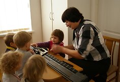 Birutė Marijona Jazukevičienė moko vaikus megzti mezgimo mašina