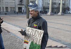 Teatralizuota protesto akcija prie&scaron; medžių kirtimą giriose.