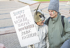 Teatralizuota protesto akcija prie&scaron; medžių kirtimą giriose.